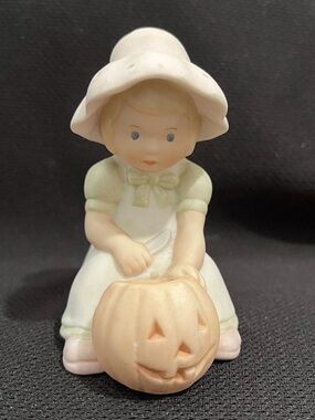 Vintage Blue Button Twins 
Girl 
Jack-O-Lantern Pumpkin Figurine 
HoGA 
Mexico